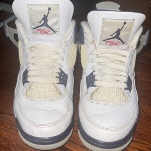 Jordan 4s midnight blues very clean! And nice